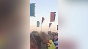 恶搞西班牙想赢球心态 爬到旗杆顶狠狠摔下