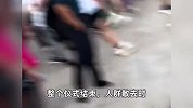 男子天安门广场熬夜等升旗，结果太困倒地就睡，仪式结束都没醒