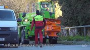 国外最先进的伐木机械，一只大手抓住树干轻松锯下，太高效了