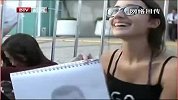 世界杯-14年-德国队驻地 女球迷痴等偶像-新闻