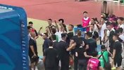 韦世豪赛后向河南球迷双手比了一个圆的手势
