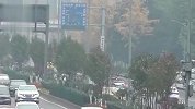 两人高速洒落6000颗螺丝致30多辆车被扎，被采取刑事强制措施
