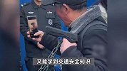 杭州警察节“一亿”市民排队摸枪，上膛、凹造型、持枪合影，笑得合不拢嘴