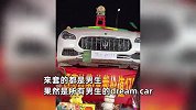 老板拿170万玛莎拉蒂来套圈，摊位前围满男生，有人半小时花300块
