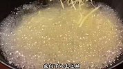 土豆别再炒着吃了，教你个新做法，孩子超爱吃，酸甜酥脆，太香了