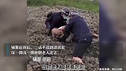 老人半个身子深陷淤泥，桐乡辅警徒手挖泥解救