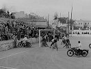 真是开眼了！70年前的摩托车足球赛你见过吗？堪称一场杂技表演