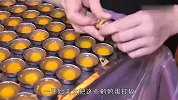美女把3毛的鹌鹑蛋下锅炸，转头卖4块，一晚上卖1000份，真会赚钱
