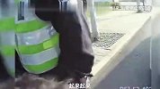 反转？非机动车道与电瓶车碰撞，肇事司机从态度横到秒认错