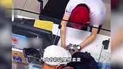 大爷拿500枚1角硬币充值，地铁工作人员12分钟清点完