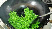夏天的豆角特别鲜嫩，和肉沫一起炒，好吃又下饭，做法超简单