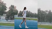 学弟们在操场这样调戏学姐？ 这个体育课还怎么上