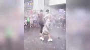 泼水节再现拔鞋名场面：水桶当头盔、抱狗洗澡、美女水中淡定跳舞
