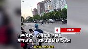 小学生马路上来回乱窜，放置易拉罐让过往车辆碾压，逼停多辆轿车