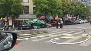 特斯拉失控腾空落下撞5车，女司机安然无事开门下车，多监控曝光
