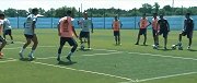 阿根廷集体训练备战法国 梅西迪巴拉引人瞩目