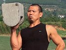 少林弟子释延孜踢飞40公斤石块，72绝技铁扫帚腿法力量惊人
