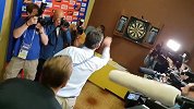 全年神射手！凯恩玩飞镖也6到飞起