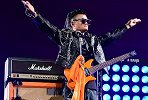 马云再现朋克造型，伴随卡车进入演唱会，网友：真是“多财多艺”