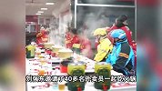 刘强东请骑手吃火锅，给穿美团饿了么衣服的小哥敬酒：欢迎来京东