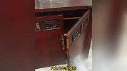 孙女从祖宅搬回奶奶的嫁妆，自己摸索修复破旧木柜：奶奶留下的念想不多了