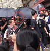 文章重新接戏压力大？网友偶遇文章菜市场拍戏，不停咬手指思考