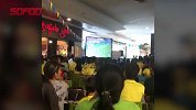 哥伦比亚美女球迷在家庆祝球队进球吓坏儿子