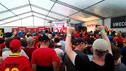 大战在即严阵以待！比利时球迷跟随现场高唱国歌