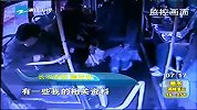 新闻直通车-20120416-公交车上捡到电脑包，乘客拾金不昧交失主