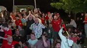 争气！4-1淘汰美国 比利时小镇球迷开心庆祝