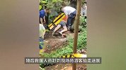 游客跌落山坡生死未卜，女子竟掏手机摆姿势微笑合影，网友评论炸锅