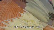把土豆丝放入油锅炸一炸，出锅拌一拌，瞬间成就一道美食