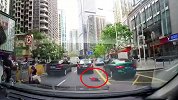 老人带娃双手提东西 男童跑过马路被来车撞飞发出巨响