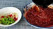豆腐里加2块臭豆腐，就是又臭又香的豆腐，2种酱料，五香味都好吃