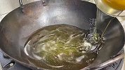 干煸刁子鱼，最忌直接下锅炸，教你一招，做熟后外酥里嫩麻辣鲜香