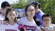 法国华人全家出动支持女足 身在国外心系祖国