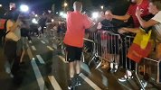 比利时全队连夜飞回祖国 孔帕尼与球迷一一击掌感谢深夜守候