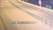 轿车弯道严重超速撞飞两名骑行者：在空中翻了好几圈，两人生死不明