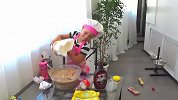 熊孩子你这是在做蛋糕，还是作死啊？—萌娃：两个一起啊！