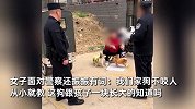 女子遛狗从不栓绳吓哭婴儿怒骂家长，面对警察叫嚣：不咬人