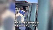 舅舅给外甥女准备新年惊喜，满满一车练习册！外甥女：给你个眼神自己体会