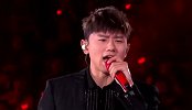 张杰为何不陪谢娜在湖南跨年？难道有啥猫腻？看他手中话筒就懂了