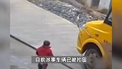 1岁半男童独自过马路遭校车碾压身亡，家属不满主次责任划分，交警回应