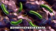 82岁大爷不慎脚沾洗鱼水险截肢，只因左脚有这个东西，医生：严重可肌肉坏死