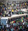 狂欢！塞内加尔国家队开启夺冠庆典游行 现场人山人海