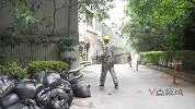 农民工帮女老板捡回手机，却被她忽悠，男子找上门来她才知道悔过