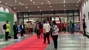 现场直击-李磊颈椎佩戴护具 需要人搀扶行走