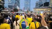 巴西球迷占领东京在街头欢庆 日本球迷甚至也加入其中