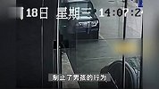 视频曝光！四川2学生将男孩堵角落拳打脚踢逼其下跪，女子怒吼喝止