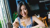 【食客栈第02期】可爱吃货美女一边吃海鲜一边卖萌